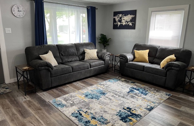 Top-Rated Guest Favorite- Near Ball State & IU Hospital October Specials