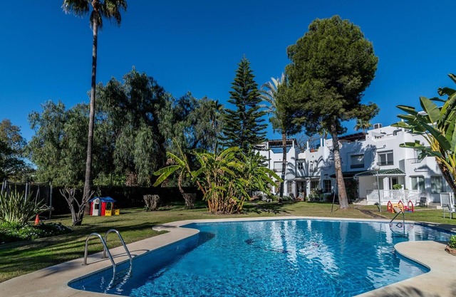 Top Renovated 3-BDRM Townhome w/Pool BBQ Rooftop