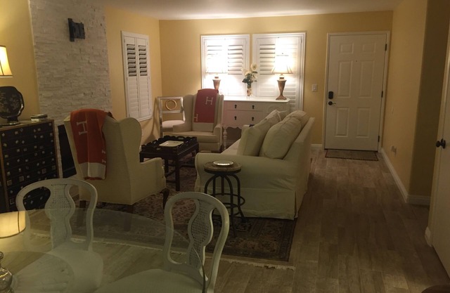 TOTALMENTE RENOVADO, Fabuloso Alquiler Corporativo en Convenient Lakes Location!