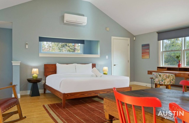 Historic Tarrytown Studio Apt w/ King Bed, Kitchenette, Full Bath & Open Space