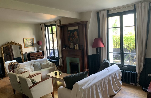 Townhouse with patio and terrace, Eiffel Tower 5 km away. Pets welcome.