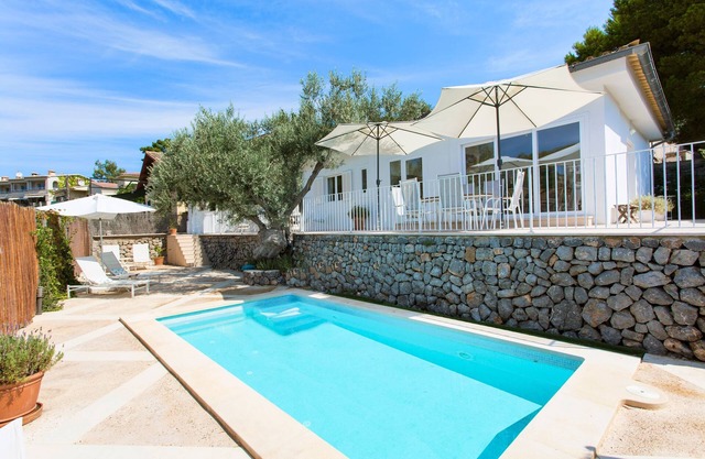 Casa urbana con piscina cerca de la playa – Casa Viktoria