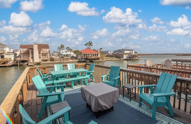 Townhome on the water. Sleeps10. Pet friendly!