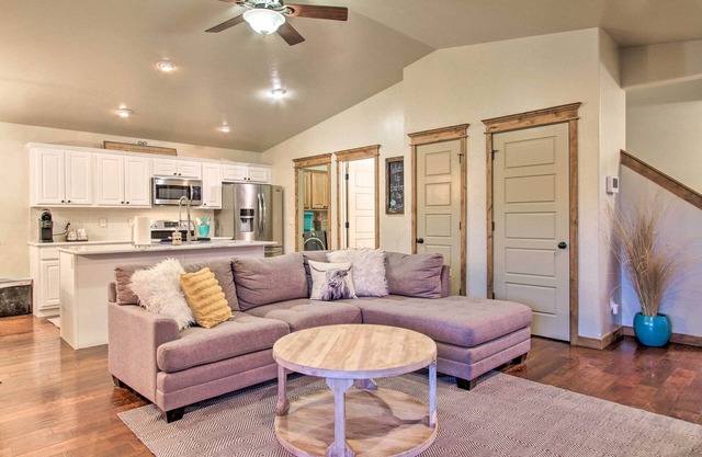 Townhome w/ Private Hot Tub, 8 Mi to Downtown