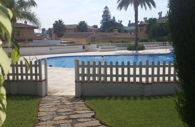 ADOSADO EN BAHÍA DE ESTEPONA