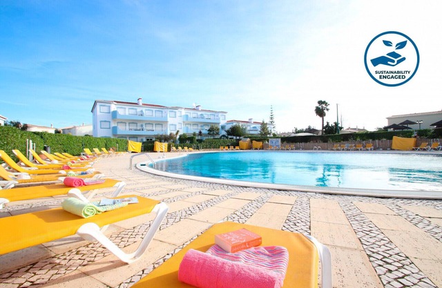 Townhouse w/ Pool & Games in Oasis Parque