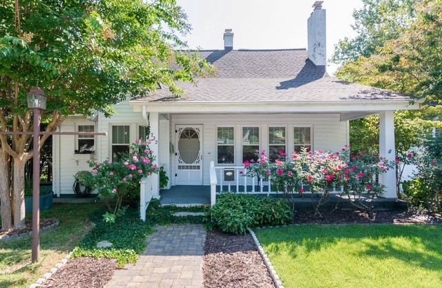 Tracy's Downtown Cottage, entra a la histórica calle principal de Hendersonville