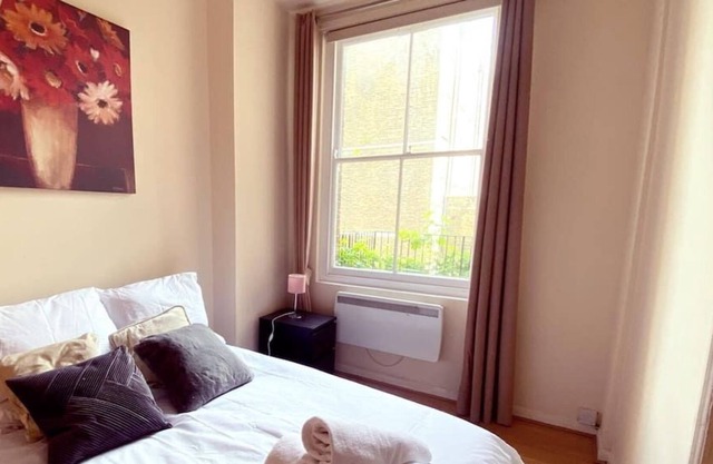 Traditional and Charming 1-Bedroom Flat in Chelsea, Sleeps up to 3 Guests