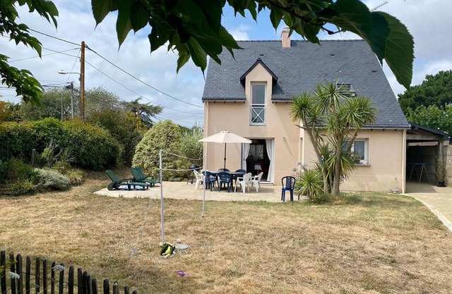 Casa tradicional con jardín y actividades, tranquila cerca del mar