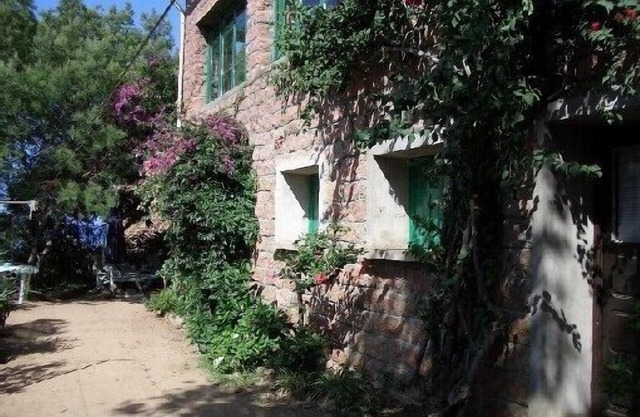 PORTO Casa unifamiliar tradicional en granito rosa, vista de la torre y la montaña
