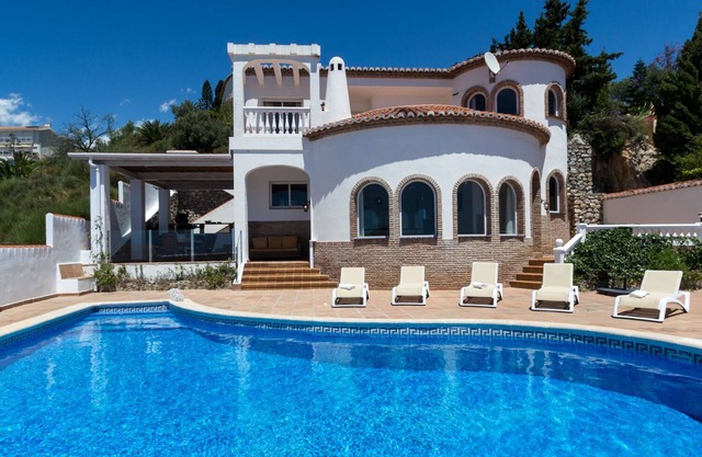 Villa tradicional española con piscina privada climatizada y vistas increíbles.