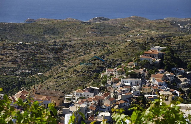 Casa tradicional de piedra en Ioulis (Kea) con una vista fantástica.