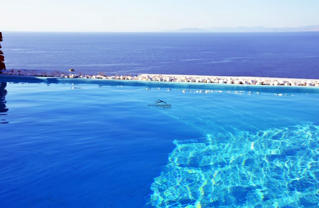 Villa tradicional de piedra con piscina y fantásticas vistas al mar.