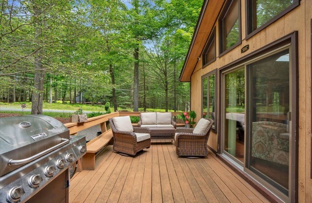 Tranquil chalet in Big Bass Lake resort. Lake w/ beach, pool, clubhouse!