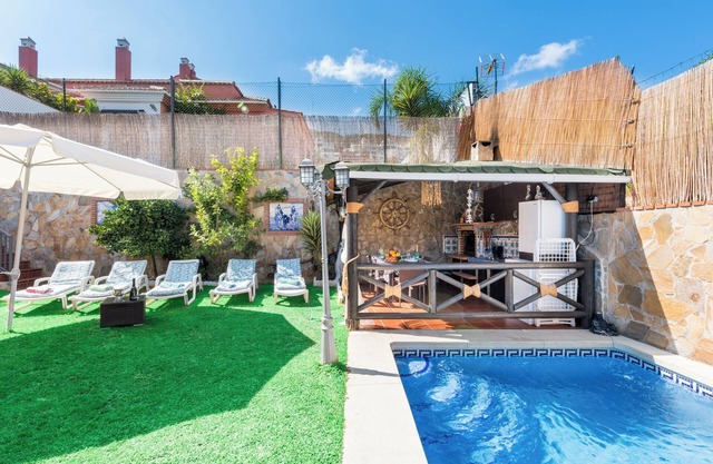 Tranquila casa a poca distancia de las principales atracciones con piscina, terraza, jardín
