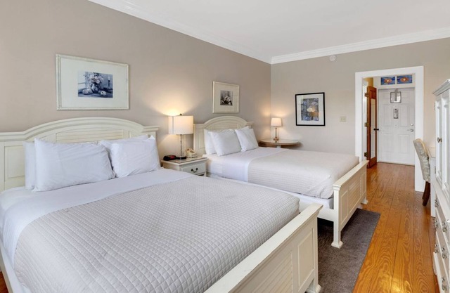 Tranquil House Inn - Downtown Waterfront Manteo - 2 Queens Handicap Access Rm 14