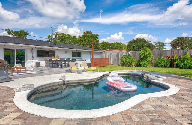 4BR Family Getaway Heated Pool 1 Level Near Mayo