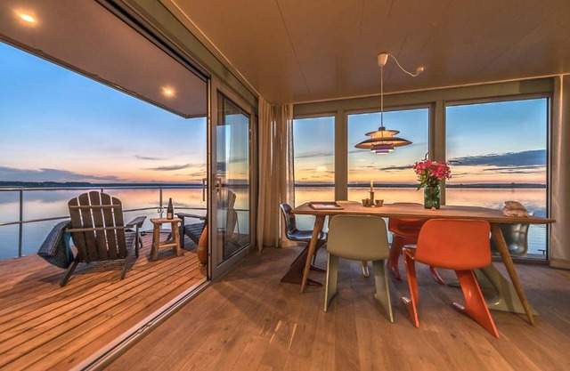 traumHaff Hausboote La Péniche / Ostsee - außergewöhnliches Design, atemberaubende Sonnenuntergänge und Sauna an Bord