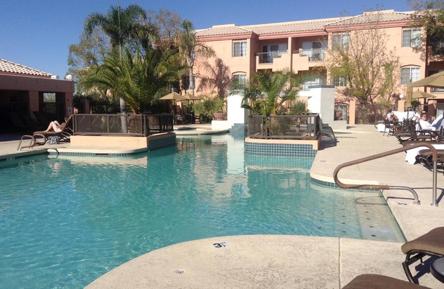Suite de lujo con mobiliario actualizado, comodidades deseables en el resort, una excelente área