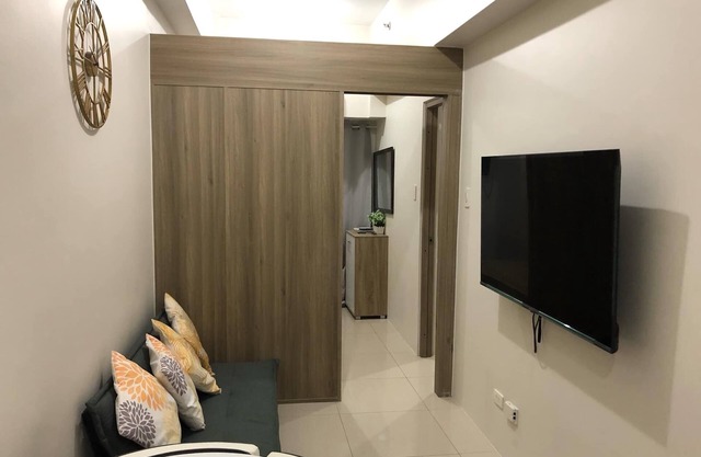 Traveller Condo Suite 2-bedroom with AC, fitness room, Pools, WIFI and Netflix
