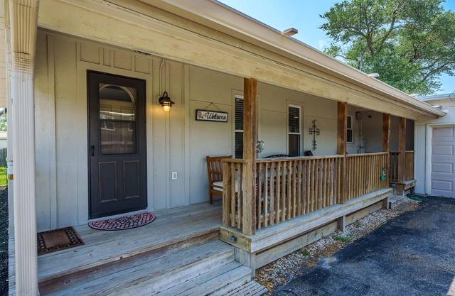 Traylor Landing - Beautiful Home Centrally Located Between Rockport and Fulton!