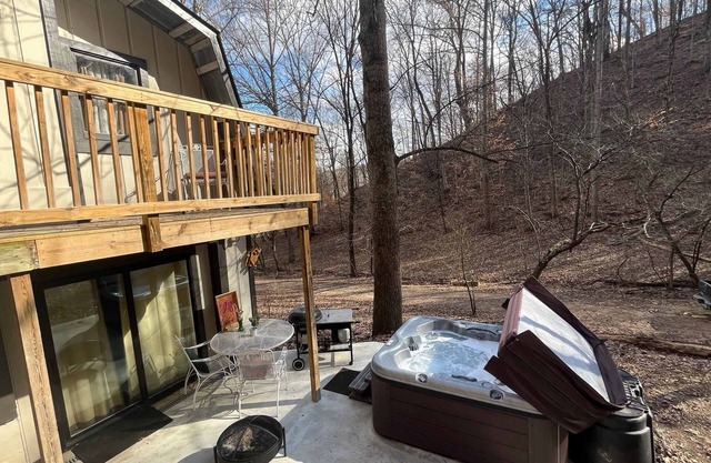TreeHouse Cabin in the forest /opt hot tub