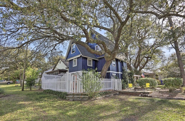 3-bedroom cottage in downtown Southport with WiFi, AC, pets allowed