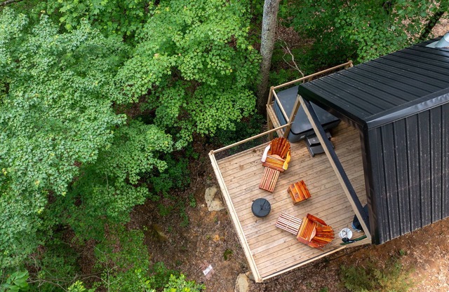 Treehouse Getaway w/ Hot Tub & Views!