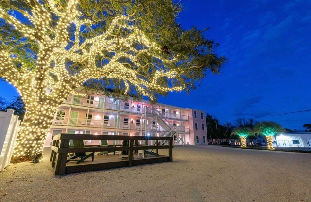 TreeHouse Lodge, Walk to Beach, Pet-Friendly 305