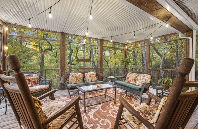 Treetop Montreat/Blk Mtn 5BR /4BA cabin w/Creek just 20 minutes to Asheville!