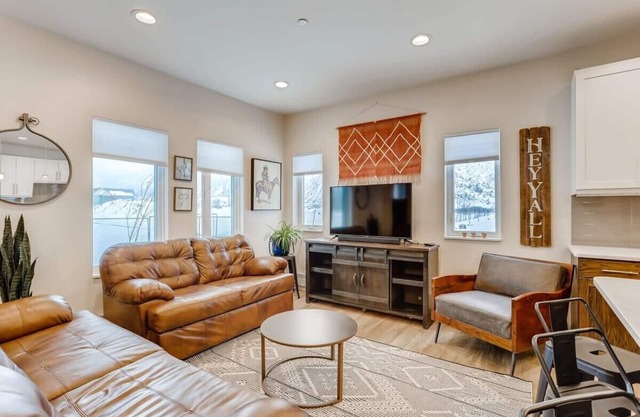 Trekker Townhome / Mountain Charm / New Floors!
