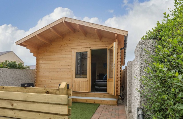 TREM Y MOR LODGE, pet friendly, country holiday cottage in Rhosneigr