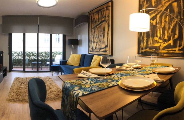 Trendy 2 bedroom 2 bathroom apartment in the centre, A/C, private parking