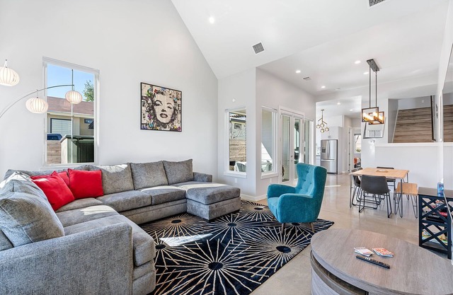 Trendy 3 bedroom in South Austin! Pet Friendly!