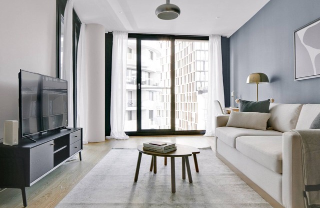 Trendy Favoriten 1BR w/ Gym & Lounge, walk to Hauptbahnhof, by Blueground