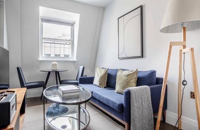 Trendy Holborn 1BR, w/ Elevator nr Chancery Lane, by Blueground