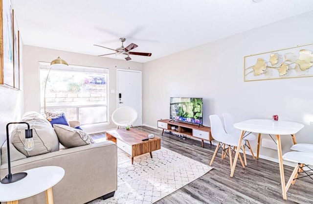Trendy SoCo 1BR suite w/ pool, king bed, fast WiFi