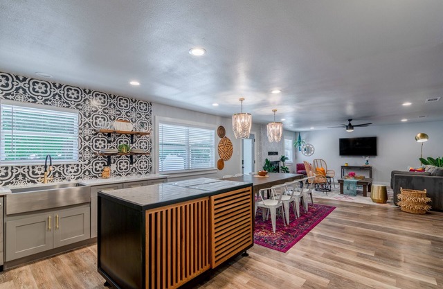 ★ Trend SoCo Group Getaway | 14 camas Queen | Impresionante casa en el corazón de ATX ★