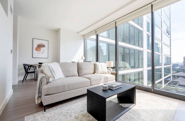 Trendy South Loop 1BR w/ Pool, Gym & Spa, nr Grant Park, by Blueground