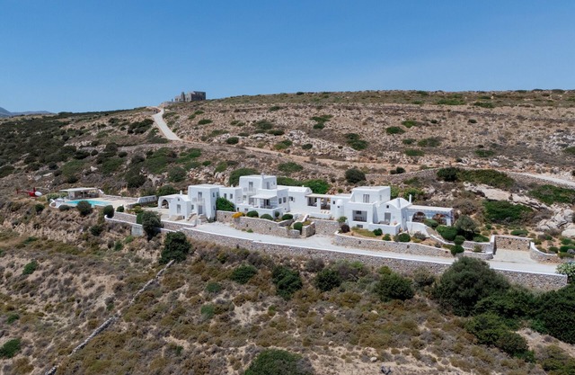 Complejo panorámico de tres villas con helipuerto