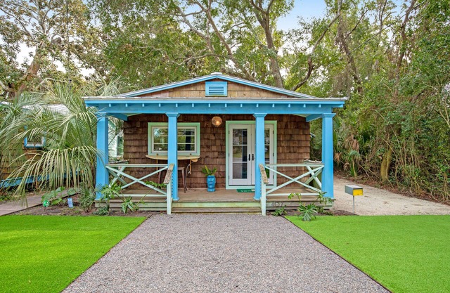 Trio of coastal cottages with private courtyard, full kitchens, & WiFi - dogs ok