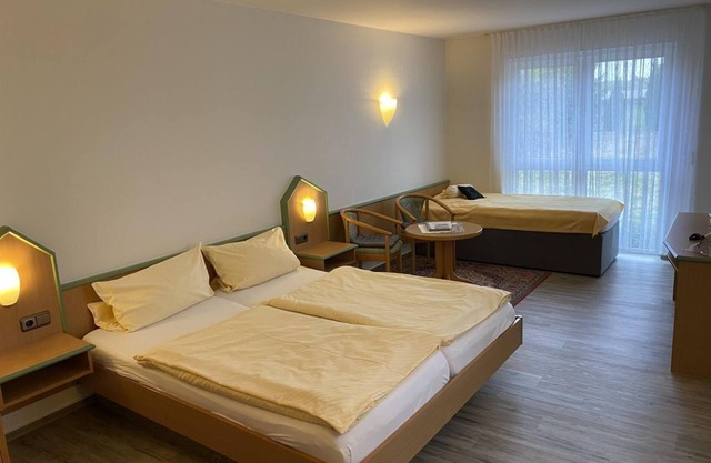 Habitación Triple con ducha / WC - Hotel Garni Am Brunnenplatz