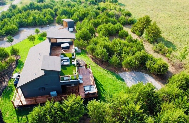 Romantic Getaway Cabin w/ Rooftop Spa, Fire Pit & Golf Cart