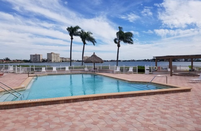 Nice Tropical 1 BD 1. 5 BA Condo en Isla Del Sol, San Petersburgo, Florida