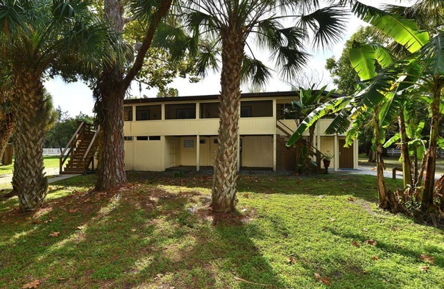TROPICAL DE 2 DORMITORIOS "TREE HOUSE" UNIDAD EN UN RANCHO EQUINO