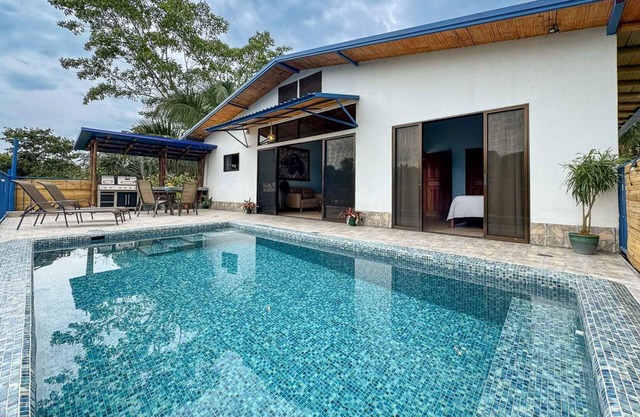 Tropical 3BR Casa Cayena, Private Pool, Wi-Fi & AC
