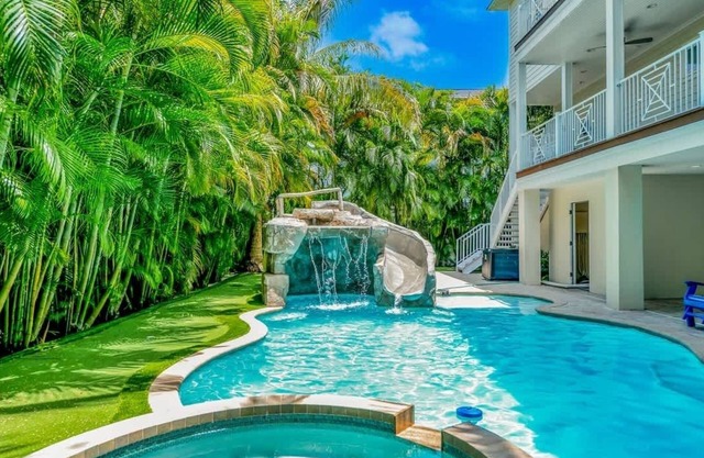 Tropical Hideaway - Luxury home near dining & beach