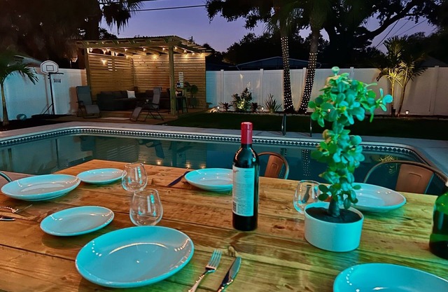 Tropical Jungle Villa w/ heated pool- 10 min walk to Ocean!