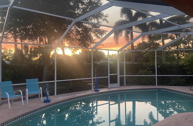 Tropical Oasis 5 min to Siesta Key, Private Salt Water Pool w Lanai!