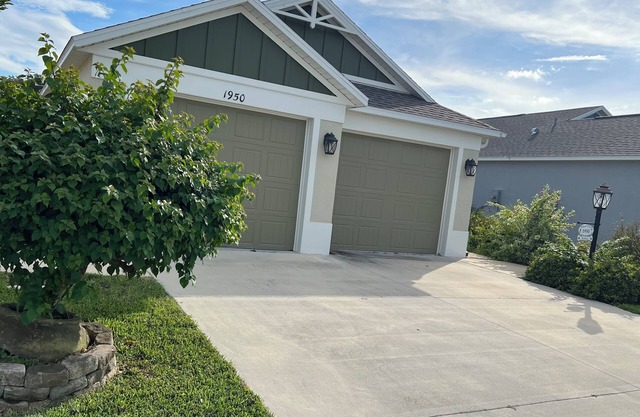 Tropical Paradise in the heart of theVillages. Minutes from Brownwood